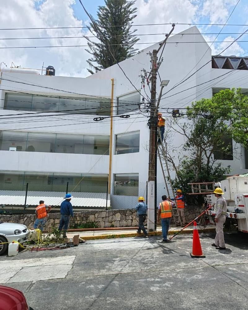 Sustitución de seccionadores en poste de media tensión 13.8 kV en Xalapa