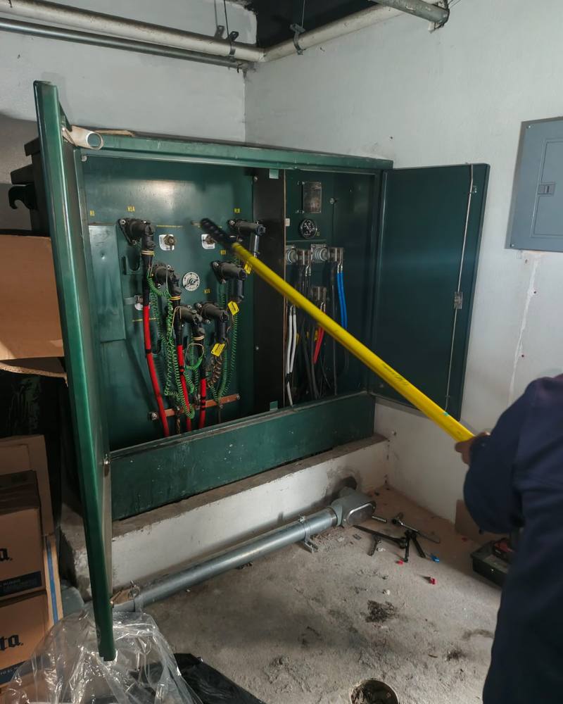 Maniobra con pértiga en subestación tipo pedestal de 23 kV
