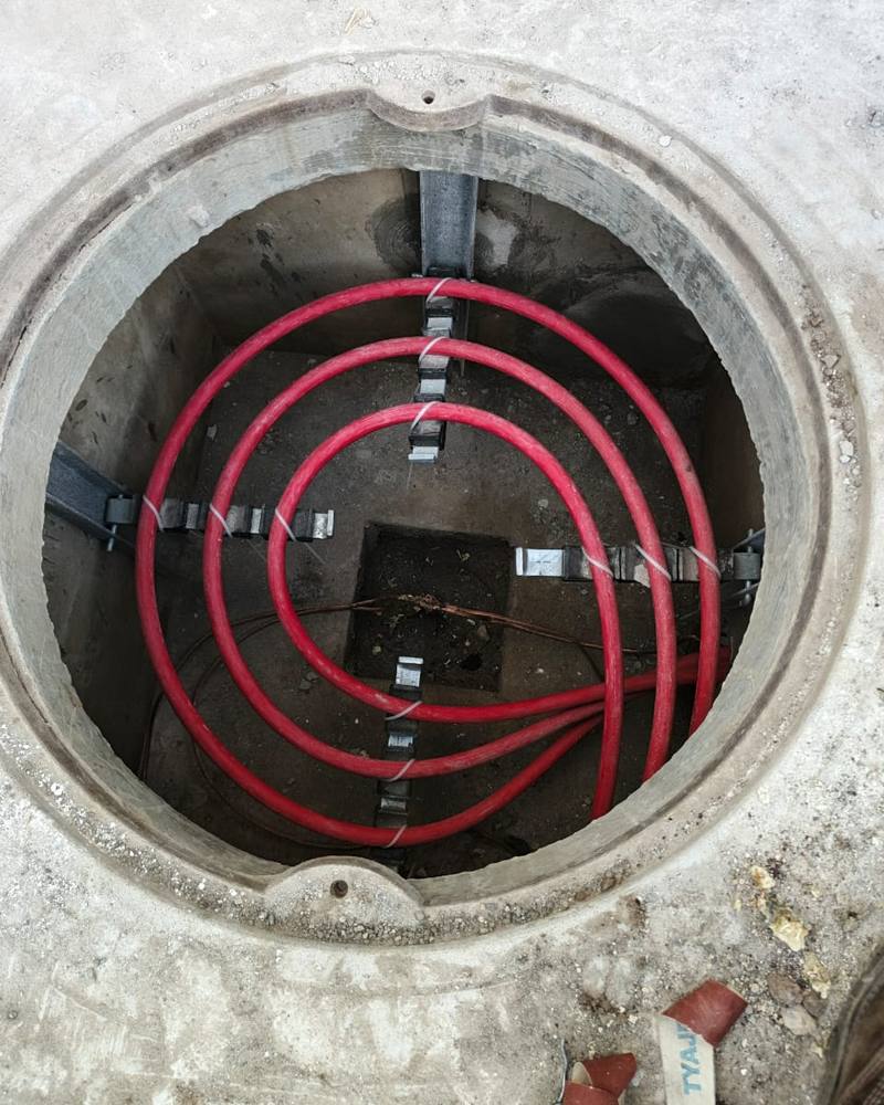 Tendido y fijación de cable de media tensión en registro subterráneo