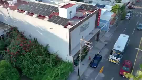 Vuelo de inspección con dron sobre sistema fotovoltaico interconectado