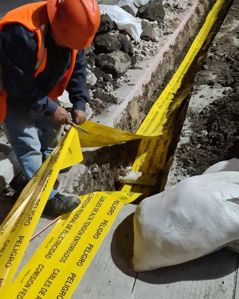 Tendido subterráneo de cable de media tensión en obra nocturna en zona urbana